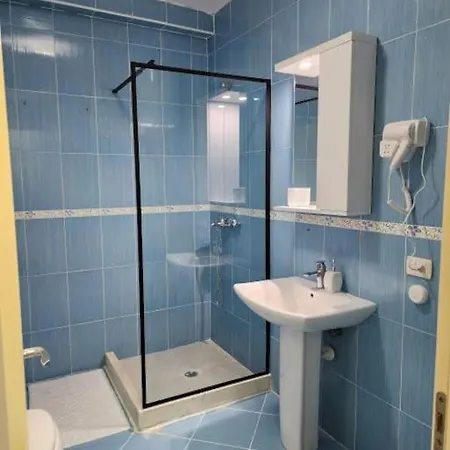 Apartman Cozy Sunlit With Scenic Balcony View *
