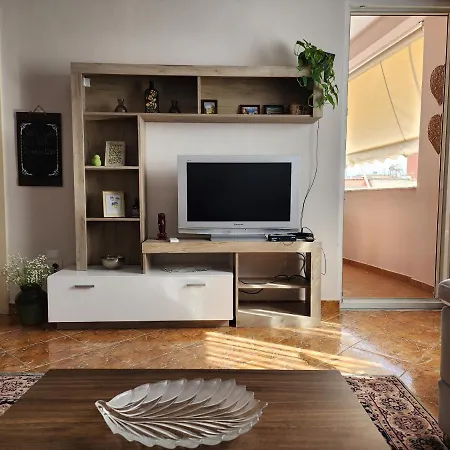 Cozy Sunlit With Scenic Balcony View *