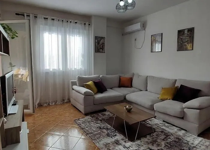 Cozy Sunlit With Scenic Balcony View Lägenhet Tirana