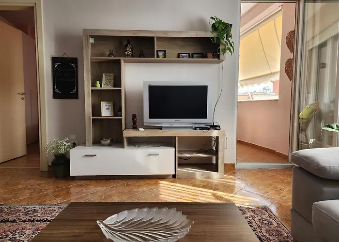 Cozy Sunlit With Scenic Balcony View *