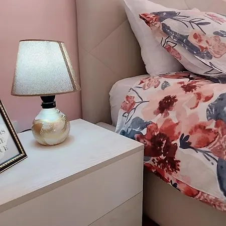 Cozy Sunlit With Scenic Balcony View *