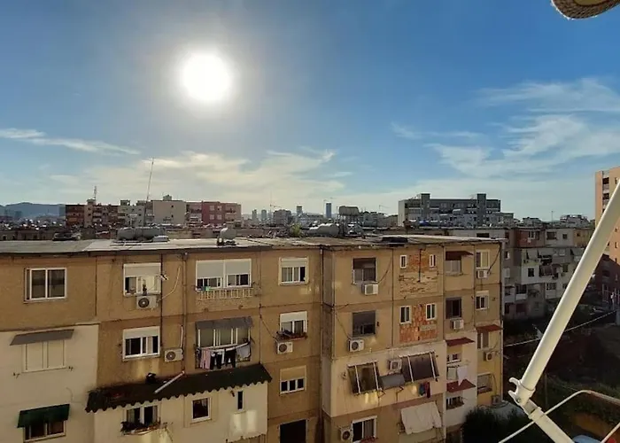 아파트 Cozy Sunlit With Scenic Balcony View 티라나