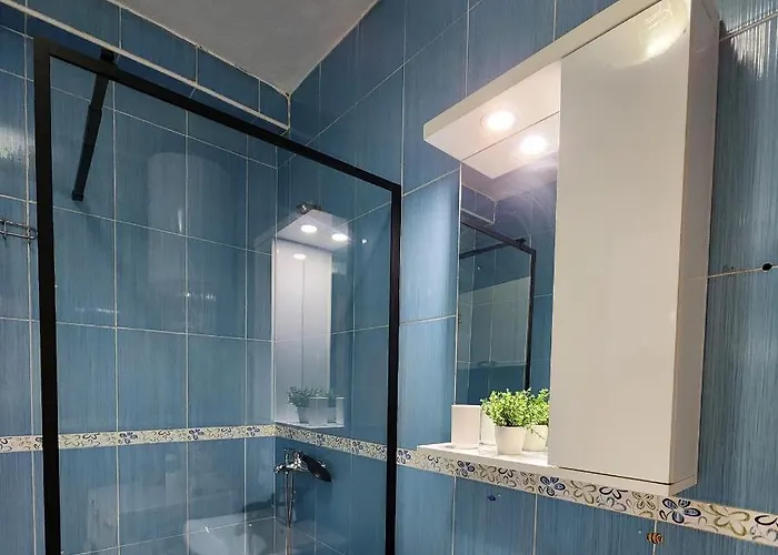 Cozy Sunlit With Scenic Balcony View 아파트 *