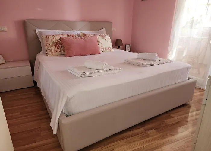 Cozy Sunlit With Scenic Balcony View *