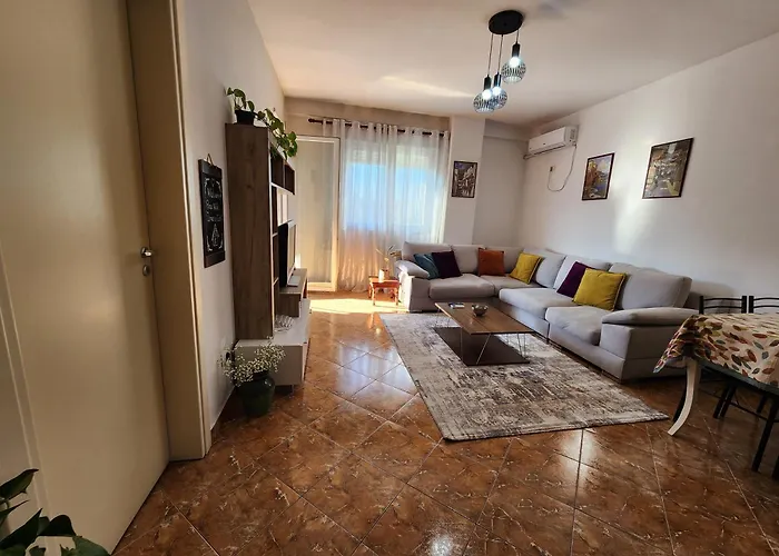 Cozy Sunlit With Scenic Balcony View 아파트 티라나